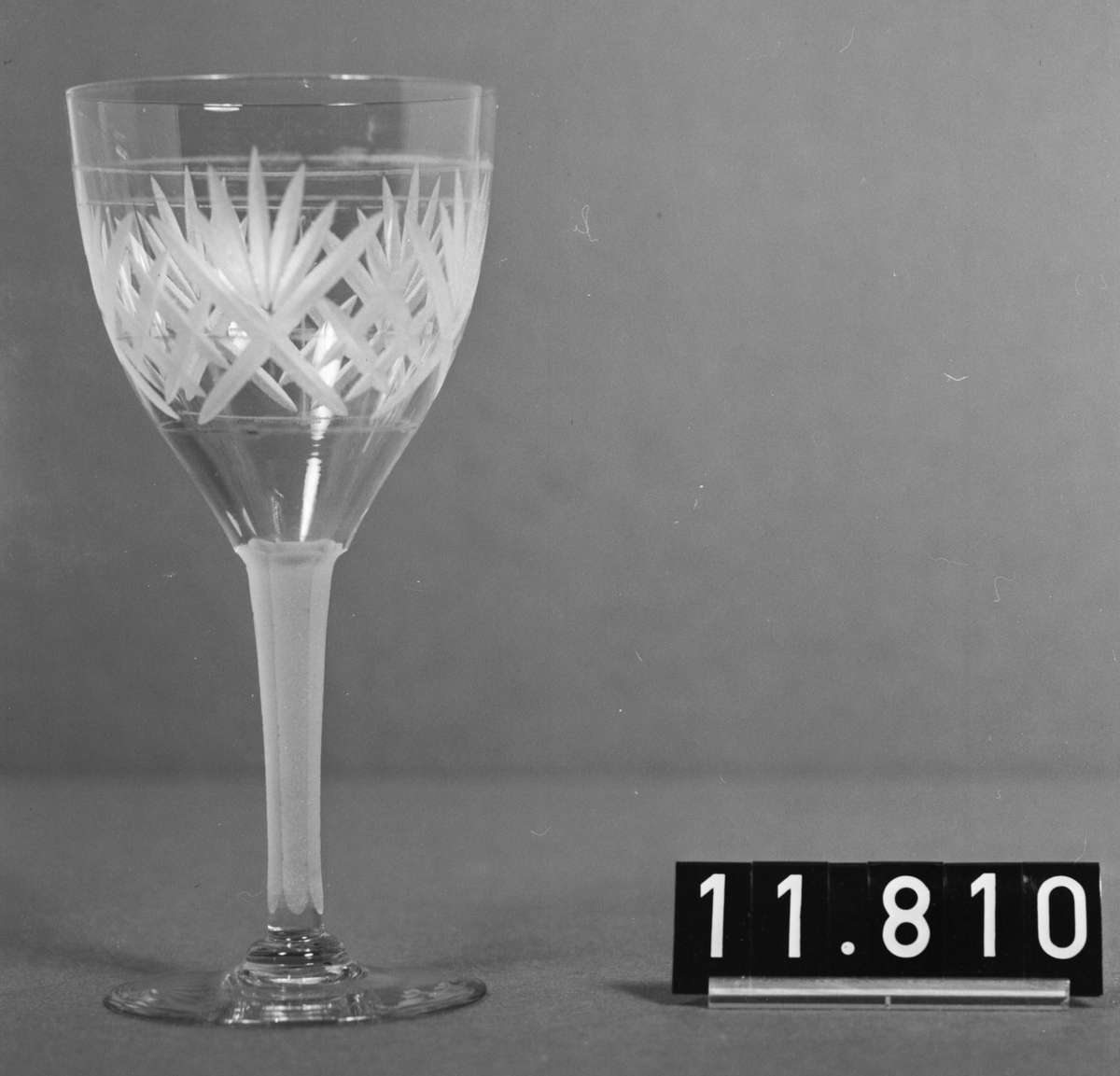 Demonstrationsserie av 8 ämnen i olika stadier av tillverkningen av ett vinglas på fot, slipad kristall. Höjd 160-250 mm.