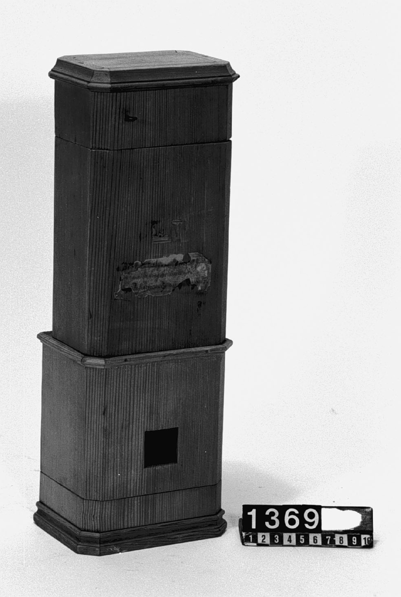 Modell av kakelugn, vilken kan tas isär i fyra delar. Text på föremålet: "N:o 144. Kakelugn med 6 rör och hastigt wärmande dragrör mitt uti. Af Presid: m.m. Herr Gref. Cronstedt. Tab. IV.a.".