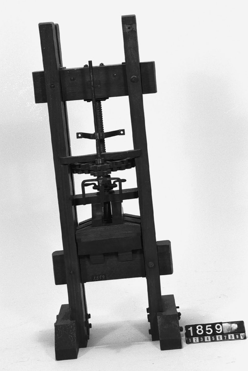 Modell av pressinrättning. Text på föremålet: "F-a-i-5 XIII.7. N:o 165".