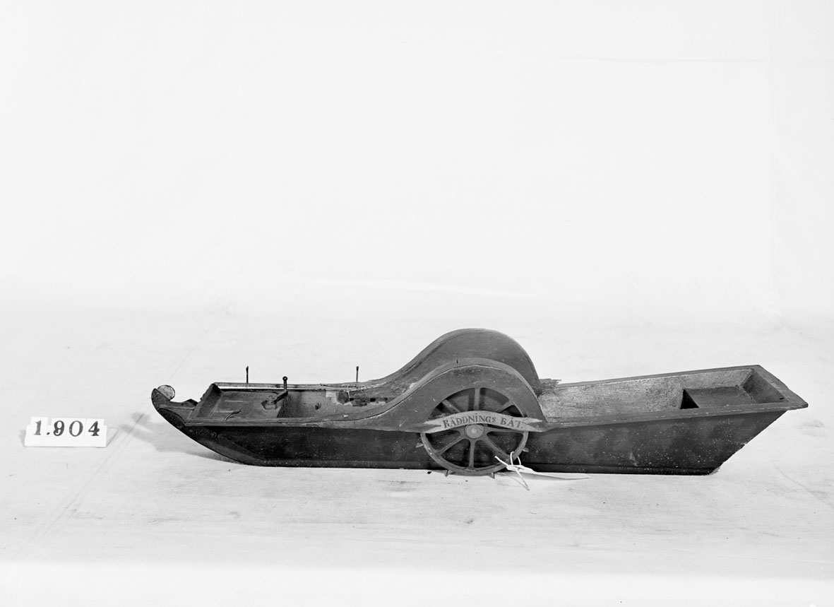 Modell av räddningsbåt.