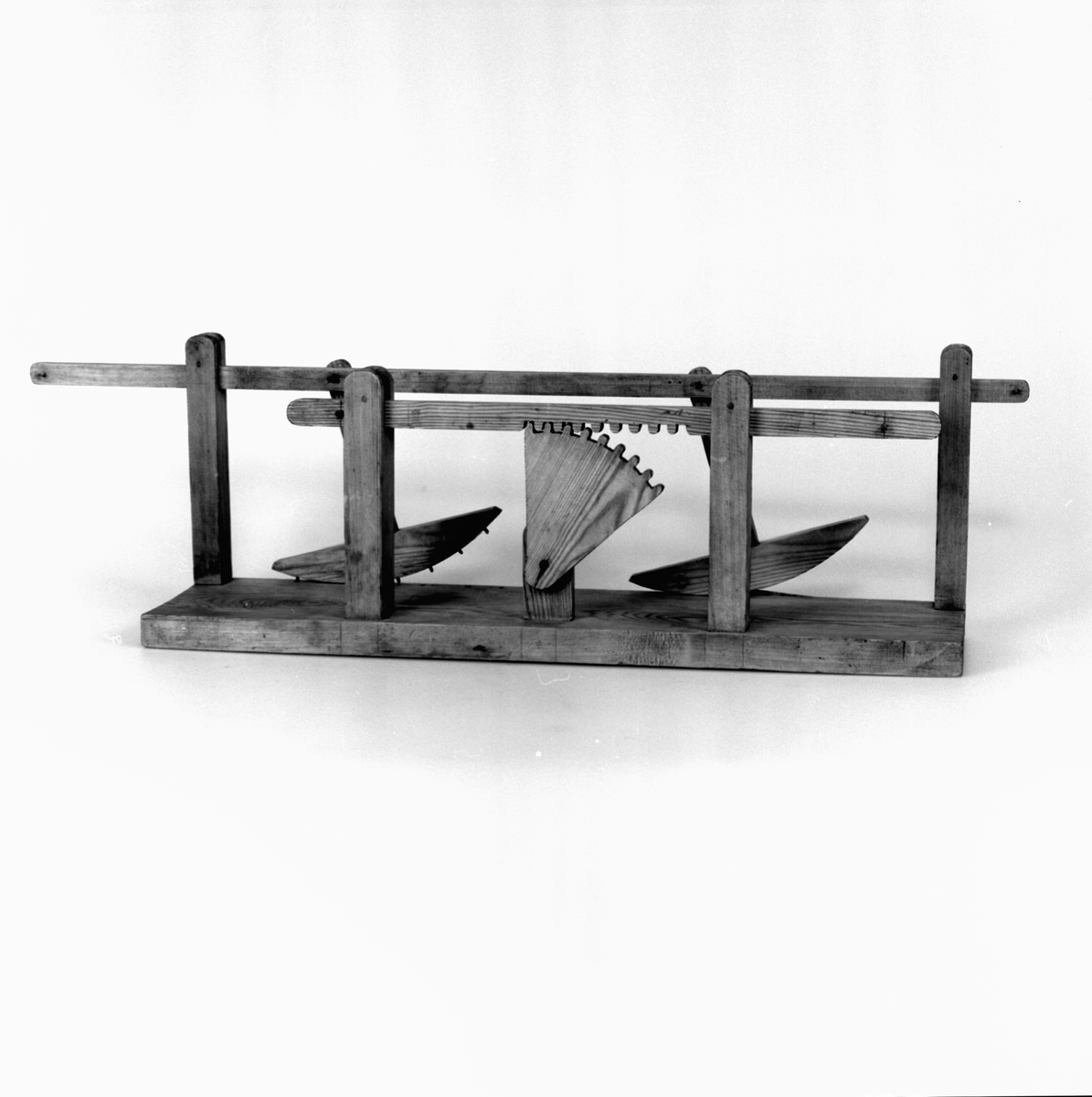 Modell ur Polhems mekaniska alfabet. Text på föremålet: XII, XIII. Exempel på hur man kan få de långa upp- och nedfodringsstängerna att följa en rät linje under sin rörelse.