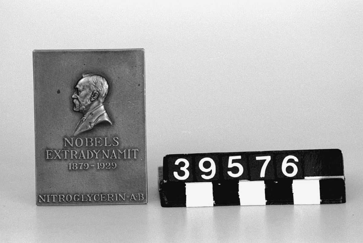 Medalj av brons. Åtsidan: Porträtt, vänsterprofil av A. Nobel, text under porträttet "Nobels extradynamit 1879-1929 Nitroglycerin AB".