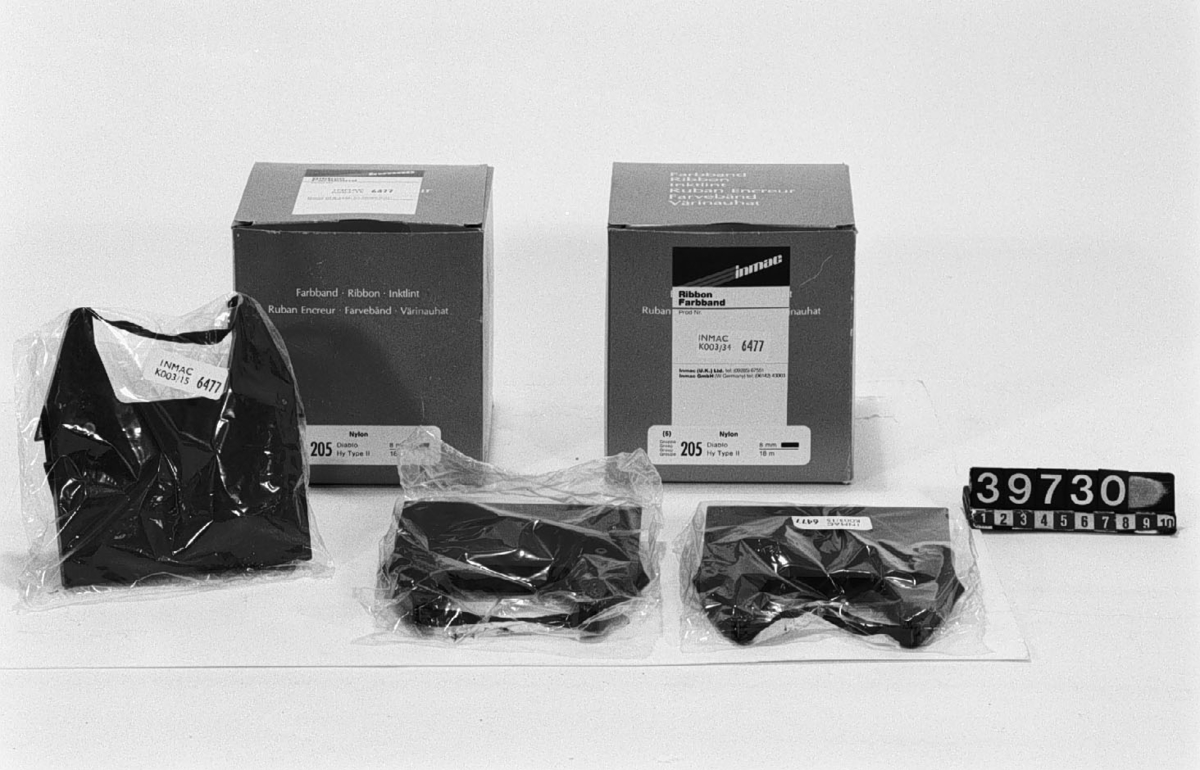 När persondatorn Apple II började säljas i USA 1977 var det den första färdigmonterade datorn för hemmamarknaden. 
Apple konstruerade datorn för att det skulle vara lätt för användarna att själva utveckla program. Detta var också precis vad många användare gjorde och en del av dem insåg att de kunde sälja sina program. Det fanns en stor efterfrågan på program till Apple II och andra hemdatorer. En ny näringsverksamhet med små mjukvaruföretag i hemmen började växa fram.