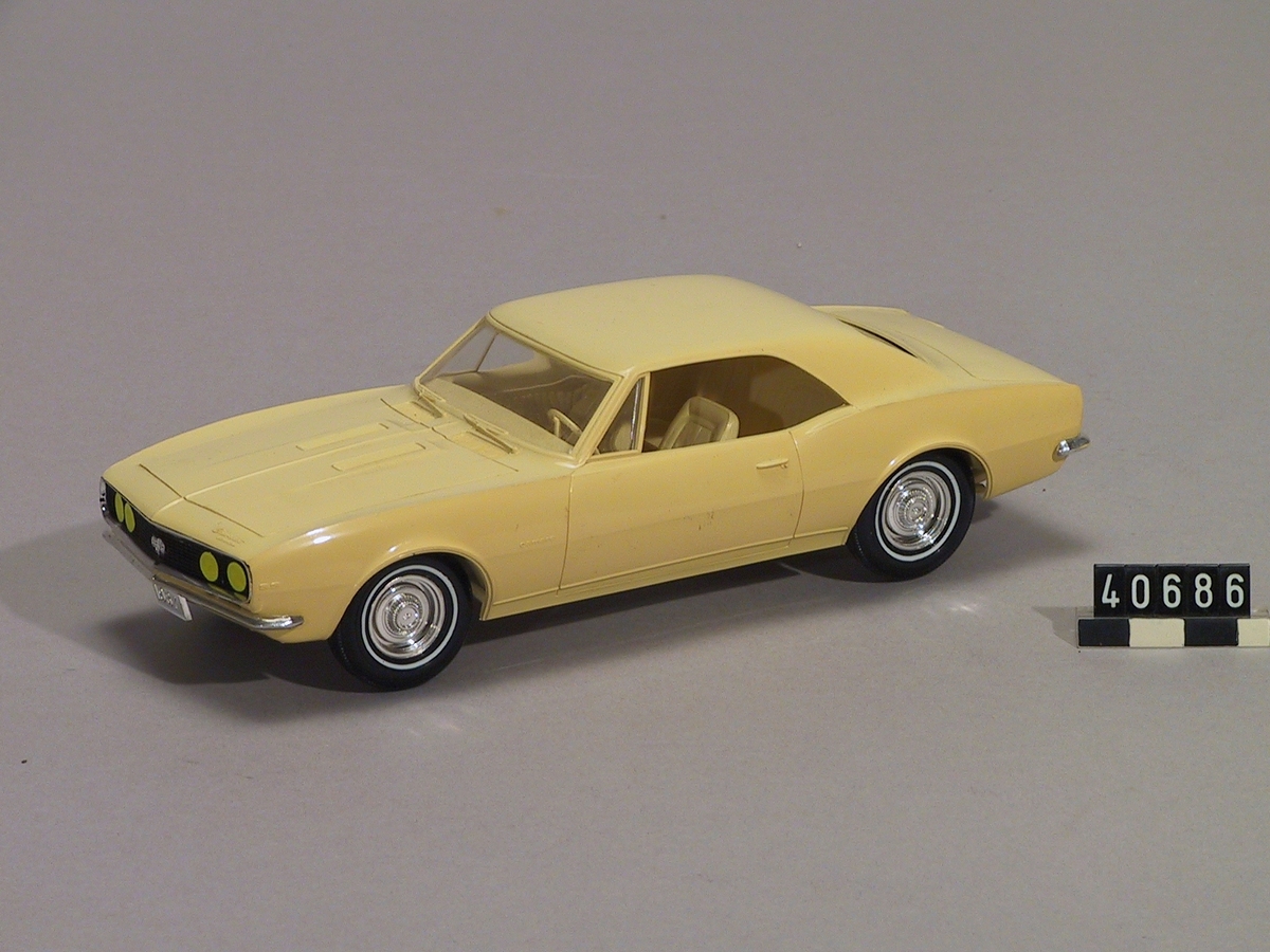 Bil, plastmodell. Gul Chevrolet Camaro av årsmodell 1967.
