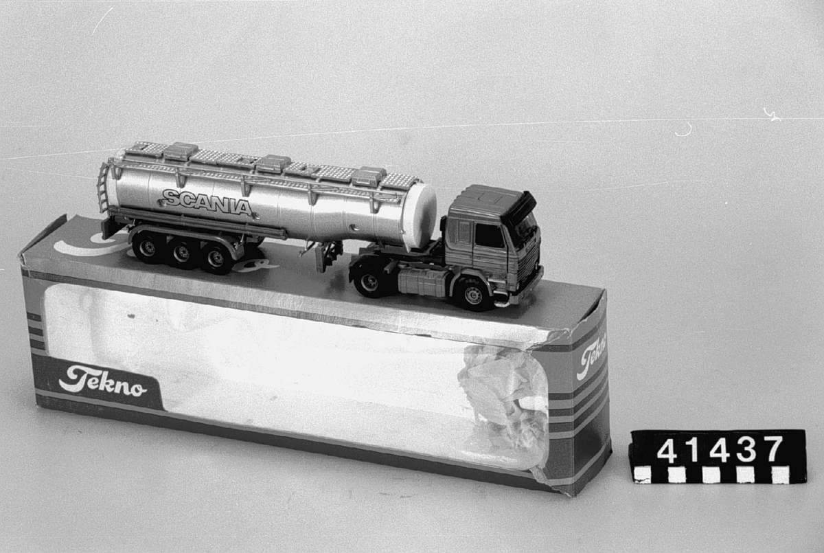 Lastbilsmodell av metall och plast med tankvagnssläp. Skala 1:50. Originalkartongen är något skadad.
Tillbehör: Originalförpackning.