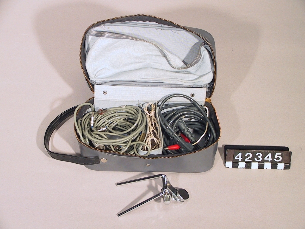 Stereorullbandspelare, två hastigheter (7 1/2 & 3 3/4). Med slutförstärkare och två separata högtalare.
Tillbehör: 2 högtalare, grå mjukplastväska med kablage, hörsnäcka. Mikrofonstativ.
Består av TM42345:1-3