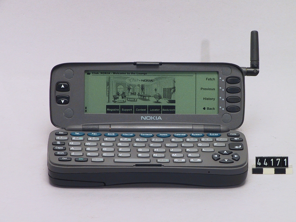 Dummy av mobiltelefon Nokia Communicator 9000 avsedd som skyltexemplar. Mobiltelefon/handdator för GSM 900. Display 640 x 200 pixlar resp 4 x 10 tecken. 8 MB minne fördelat på 4 MB operativsystem, 2 MB applikation samt 2 MB datalagring. Bygger på INTEL 386-processor, operativsystem GEOSTM 3.0. Infraröd port. 35 timmars standbytid och 3 timmars taltid.