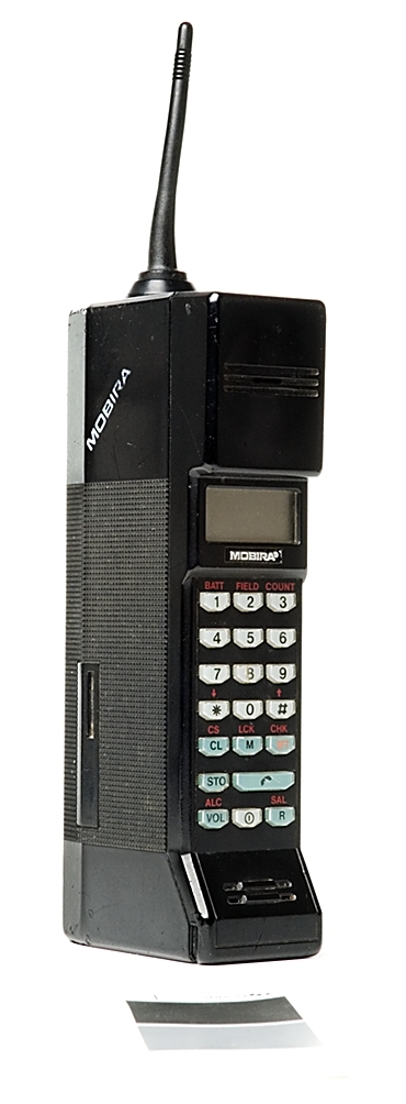 Mobiltelefon NMT 900 med handlovsrem.