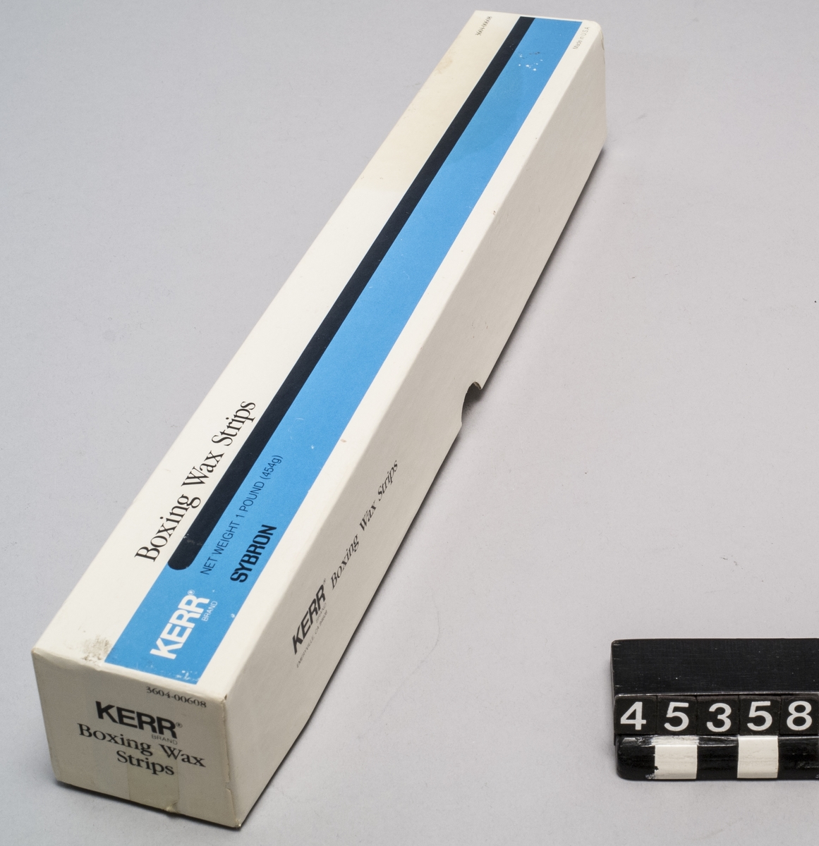 "Boxing Wax Strips", 454 g (1 pound) tillverkare Kerr brand, Emeryville, California  Vaxet är avsett att göra avgjutningar med, exempelvis för tandläkare, men har i detta sammanhang använts för att fästa preparat i samband med mikroskopi.
