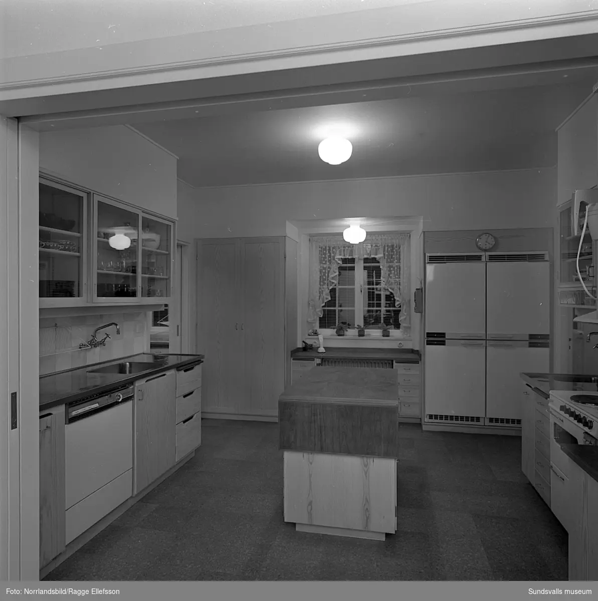 Disponent Modins villa i Granlohög. Interiörbilder från kök och bibliotek/kontor. Fotograferat för Alnö Snickerifabrik.