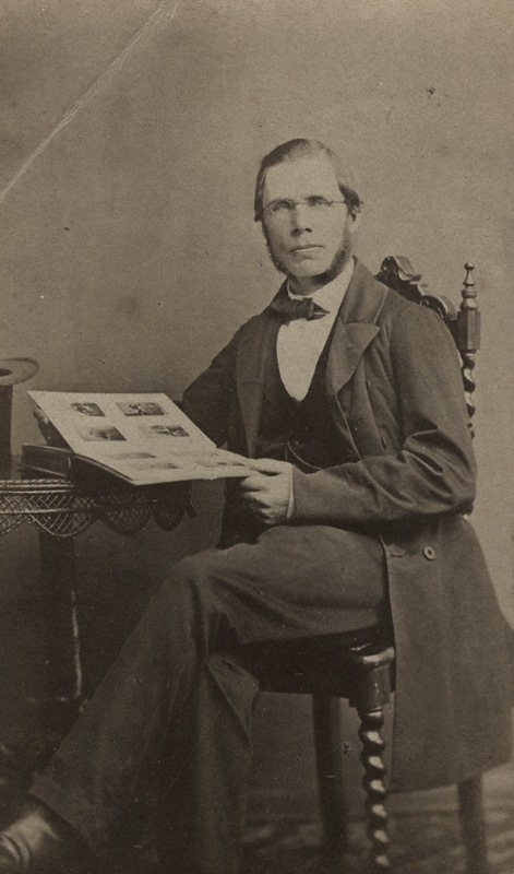 En man. Gustaf Adlers.
Maj 1863.
Till vännen.