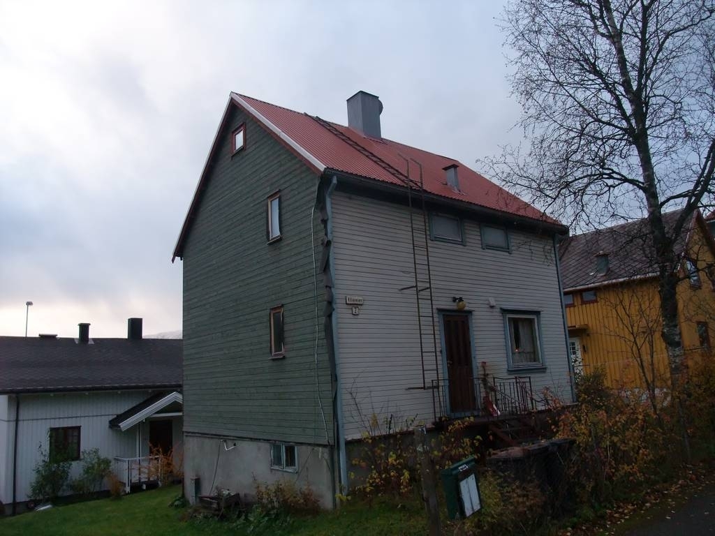 Villaveien 02 Byggeår 1922.(Berg, Per Helge: Gatelangs i Narvik. Bind 2. s 99) Byggeår 1924. Byttet vinduer ca 1978. (SEFRAK_1991)