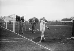 Åpning av Gjøvik Stadion 1928. Trandum i discos. Ikke skanne