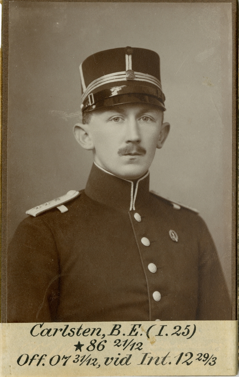 Porträtt av Bengt Eric Carlsten, officer vid Södra skånska infanteriregementet I 25 och Intendenturkåren.