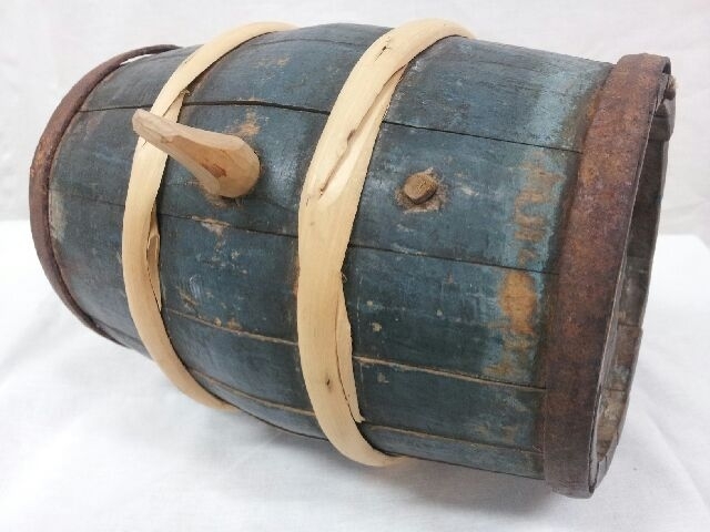 Tønneforma, lita kagge. Lagga. Buler ut på midten. Jarnband øvst og nedst. To band i tre på midten. Eit lite og eit litt større hol på eine staven. I hola er sett tre-tappar. Band og tappar i tre er sett på i nyare tid. Botnplate i begge kortendar.