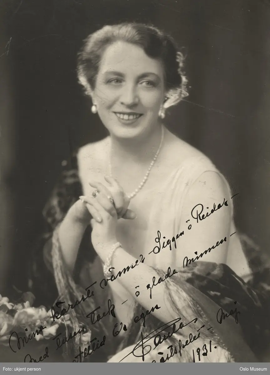 Pauline Brunius var skådespelare, teaterchef och manusförfattare, verksam inom både teater och film. Hon var chef på privatteatern Oscars, tillsammans med John W Brunius och Gösta Ekman, och senare den första kvinnliga chefen på Dramaten.