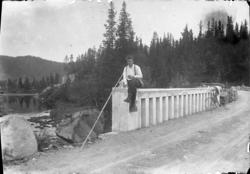 Fotsamling etter Hans Tveito. Hans Tveito fotografert ved Ve