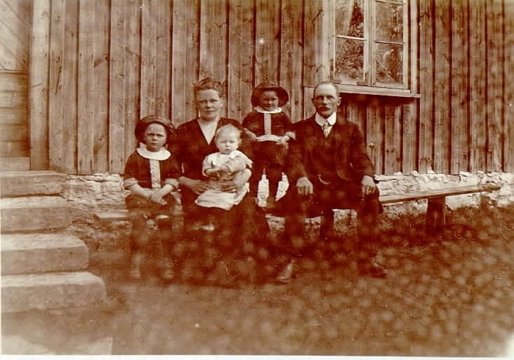 Tekla och Karl Gustavsson med några av sina barn.