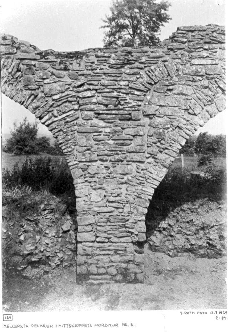 Mellersta pelaren i mittskeppets nordmur från söder.