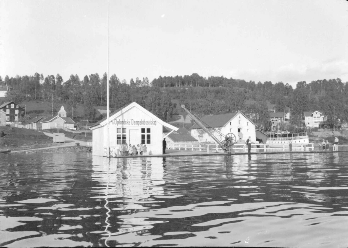 Flom i Mjøsa. Dampskipet "Lillehammer" ligger ved brygga. Thorstadbua.