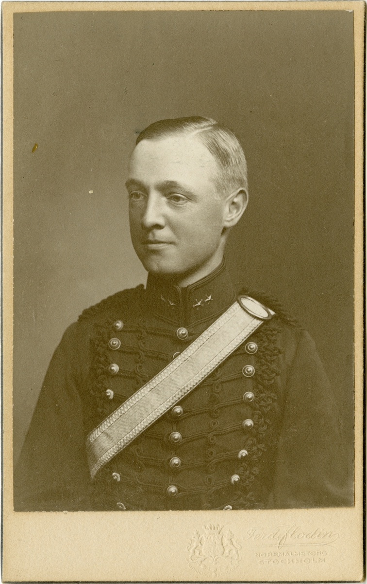 Porträtt av Nils Edward Daniel Brehmer, officer vid Andra Göta artilleriregemente A 6.

Se även bild AMA.0000990.