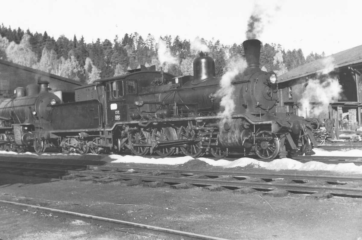 Damplokomotiv type 18c 212 ved lokstallen på Hønefoss.