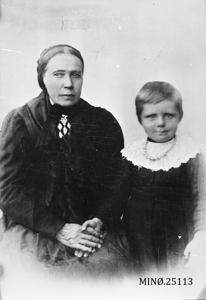 Portrett av kvinne med et barnebarn