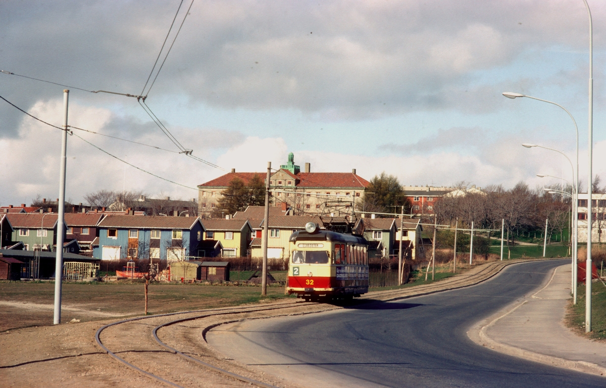 Trondheim trafikkselskap vogn 32 på linje 2 mot Elgeseter på Lade, langs Olaf Engelbrektssons alle.