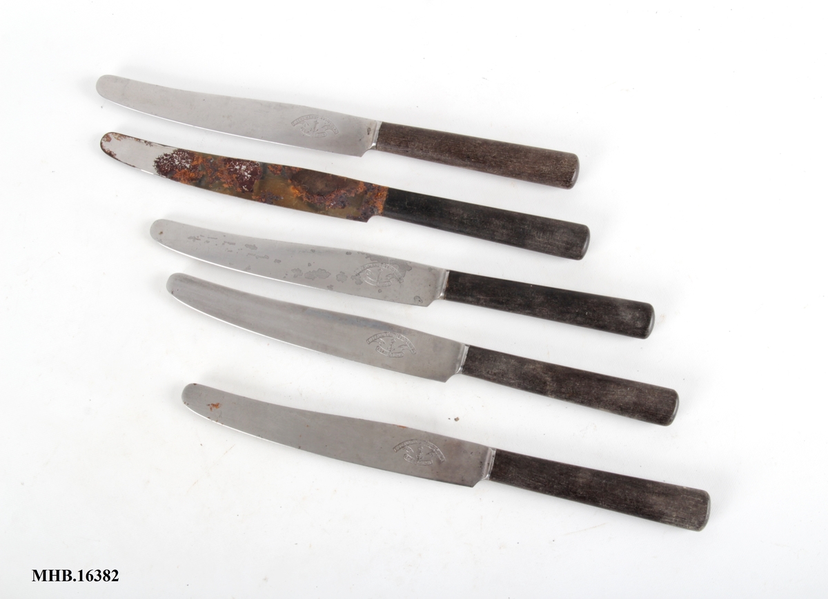 5 Bordkniver med avrundet blad og treskaft.