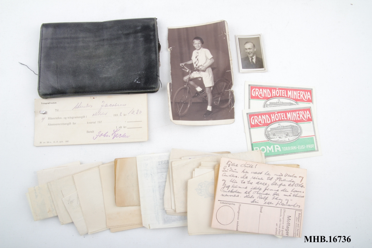 Lommebok med ni lommer i ulik størrelse. Lommeboken inneholder fotografier, notater, resepter, klistrelapp og billetter.