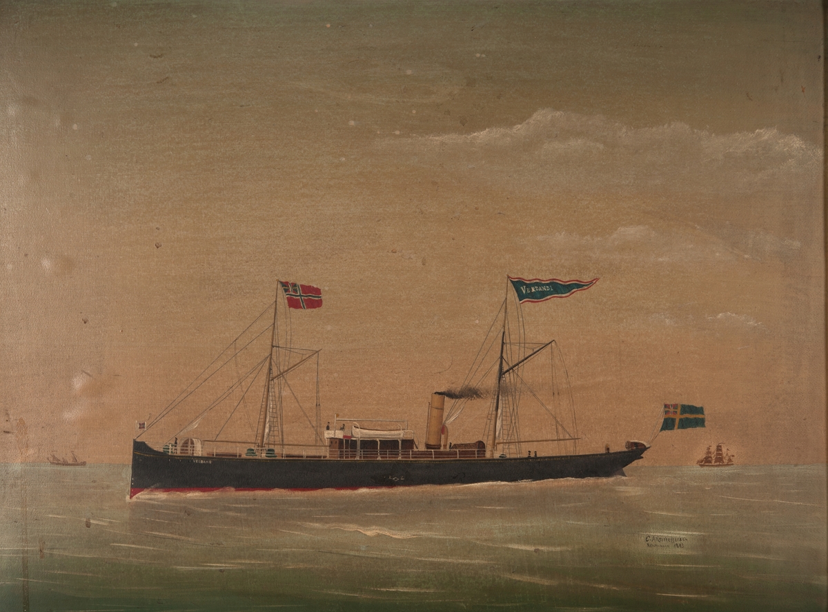 Ångfartyget VERDANDI visande babords sida. Svart skrov och gul skorsten, norsk flagga på förtoppen, och namnvimpel på stortoppen. Akter ut svensk flagga med unionsmärke.