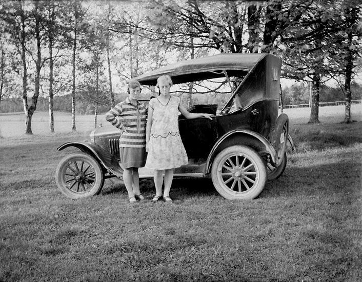 Svea Lund och Hulda Juliusson, Hedekas, framför en bil