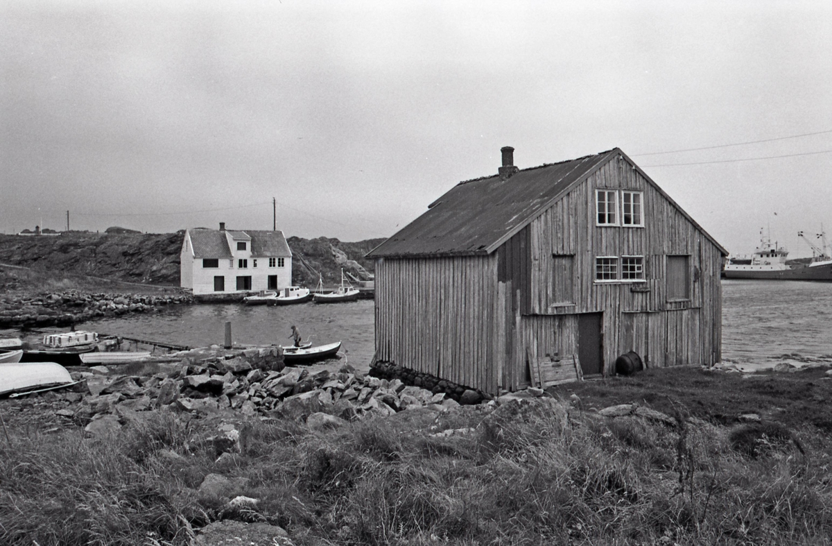 Mikael Klovnings sjøhus - Fasade nord og vest. Til venstre i bildet, Mikael Klovning i en færing.