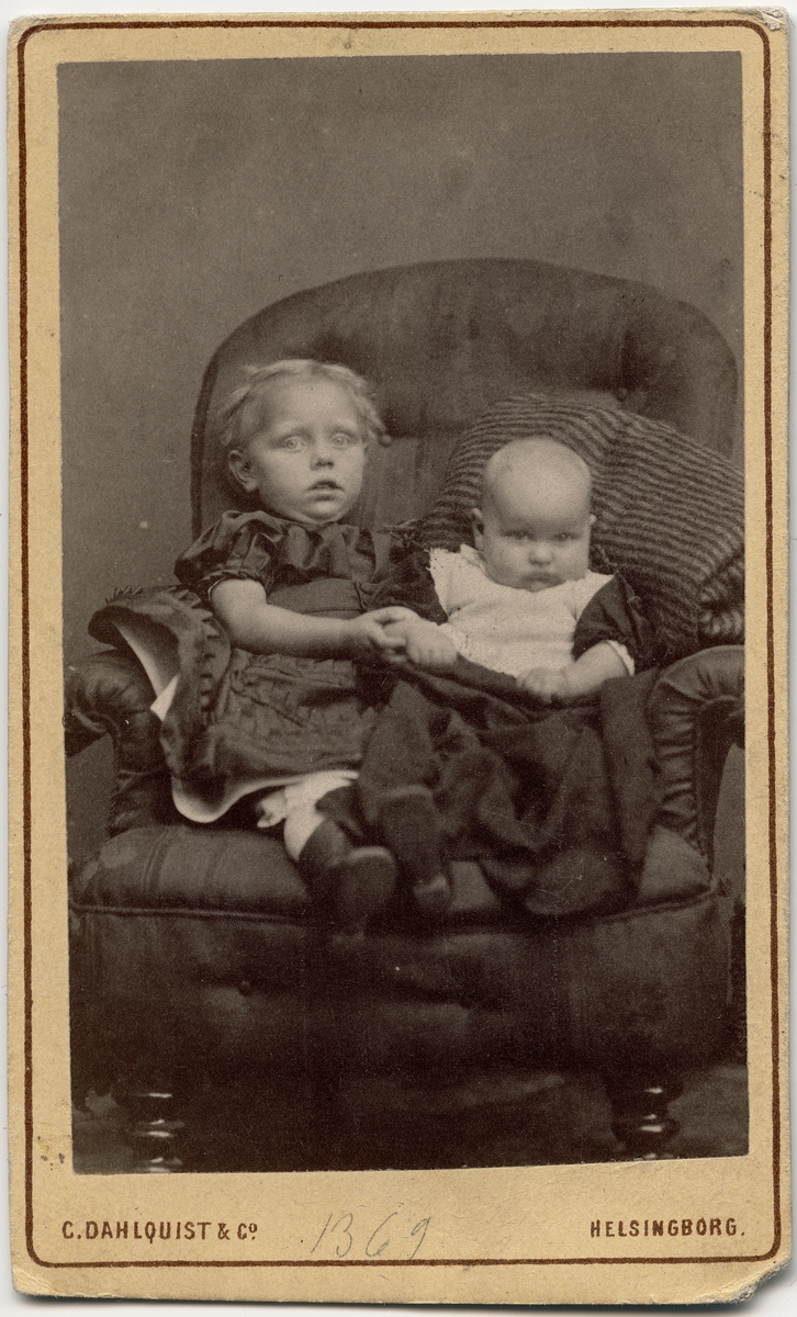 Kabinettsfotografi - två barn, varav en flicka