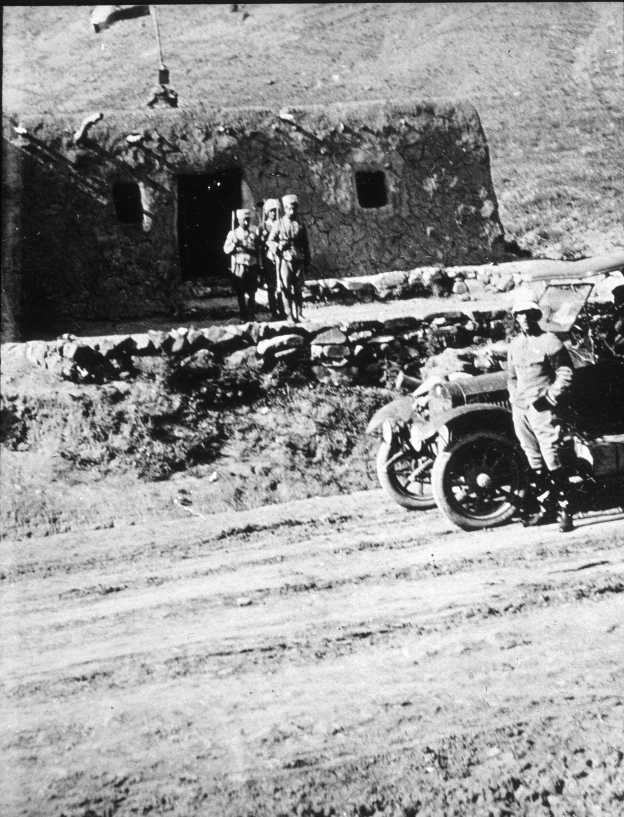 "Den nordligaste gendarmposten i april 1914 mellan Kazvin och Rescht." Mellan Qazvin och Rasht.
