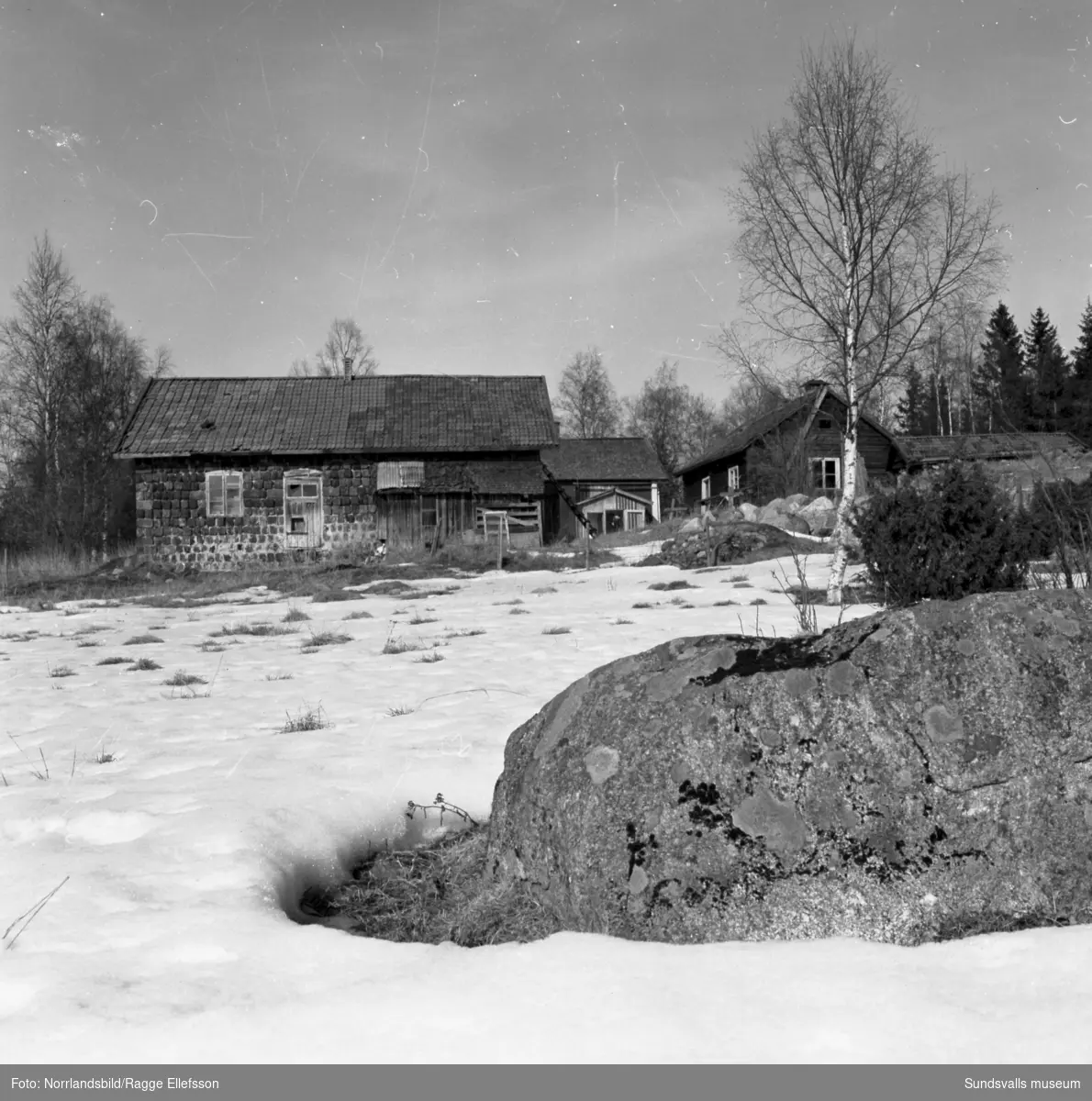 En gammal fallfärdig gård med omgivningar i Galtström.