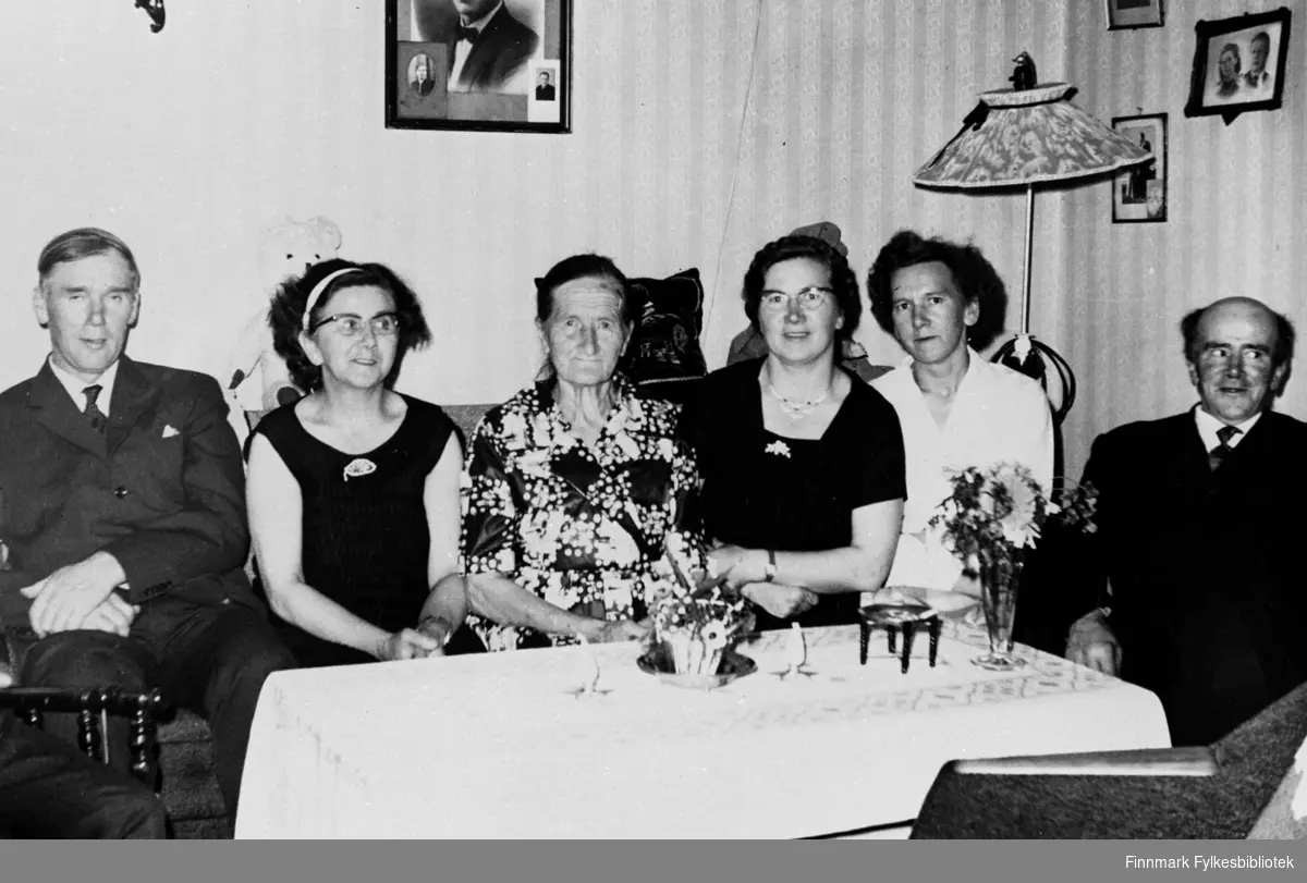Familien Forsberg, fra v.: Almar Forsberg, Magnhild Feldt, Amalie Forsberg, Haldis og Solveig og Harry Forsberg.