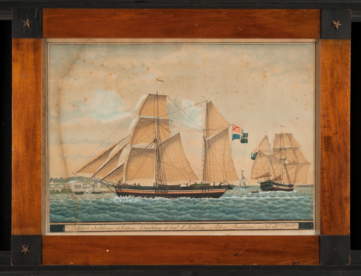 Fartyget seglar för babords halsar och visar lovarts sida, passerande badhusen i Kiel. Ovanför tavlans text en skala i rött, gult och vitt. På aktre masten äldre svenska unionsflaggan (1818-1844). Till höger samma fartyg sett akterifrån. Till vänster, i bakgrunden, större byggnader, kaj med brygga och två mindre båtar.