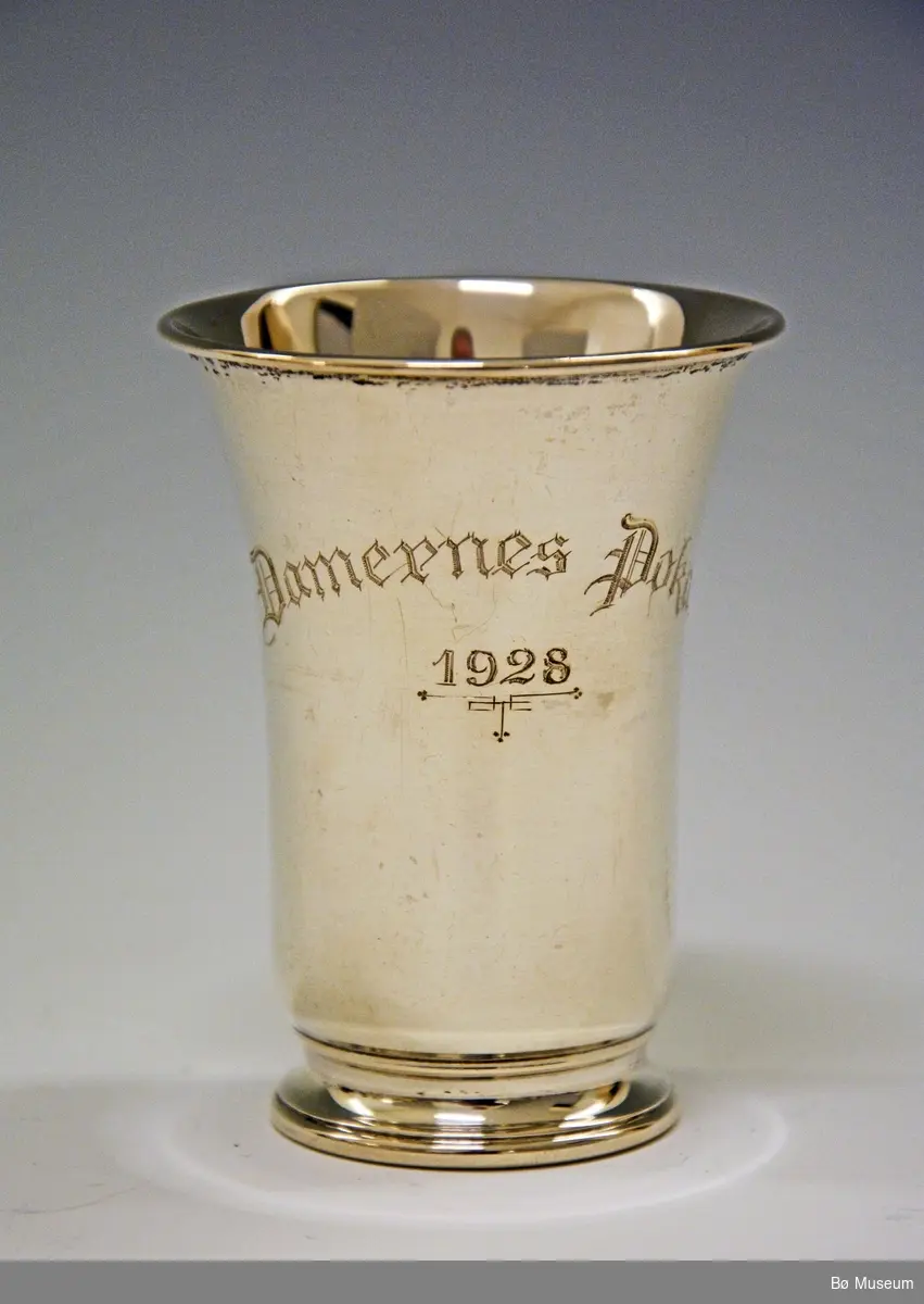 Mindre sølvpokal, med påskriften:
"Damernes Pokal - 1928"
Stempel: 830 S (og merke) (5946/84)