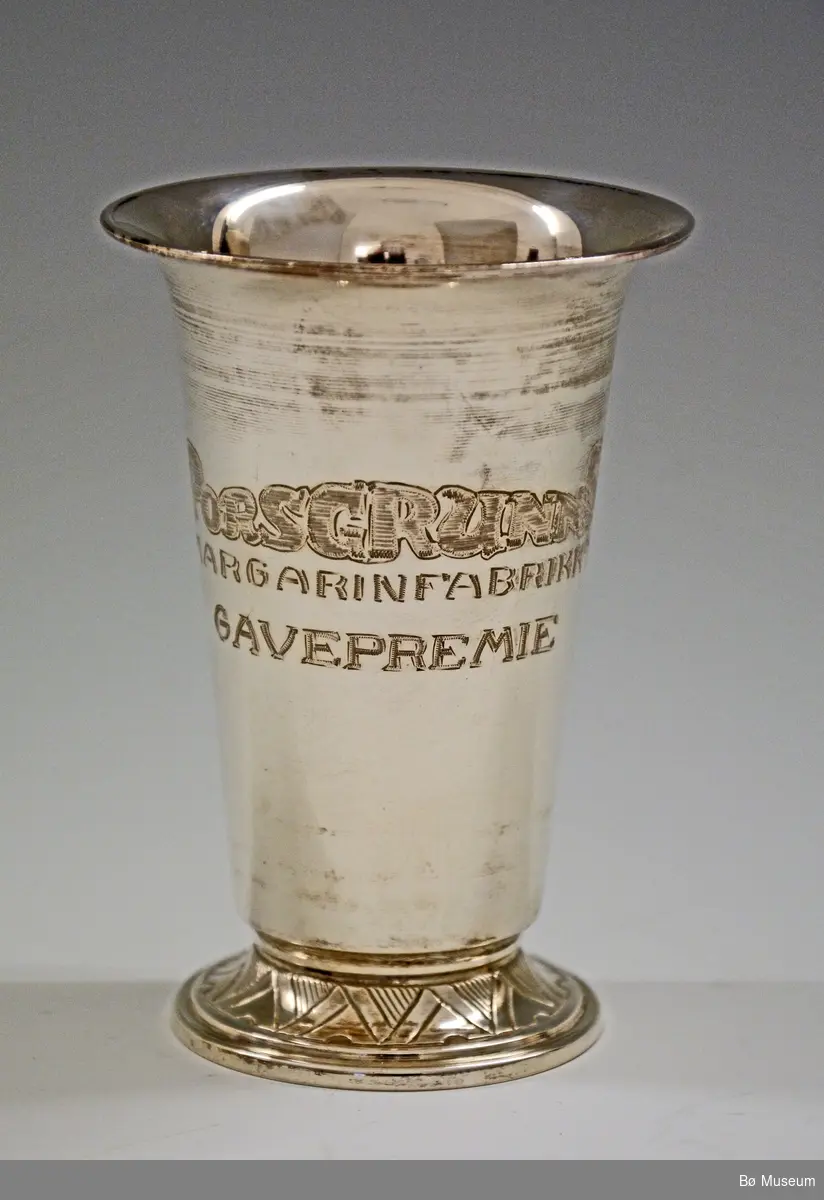 Sølvpokal med innskriften:
"Porsgrunns Margarinfabrikk A/S - GAVEPREMIE"
Stempel (under): 830 S K
