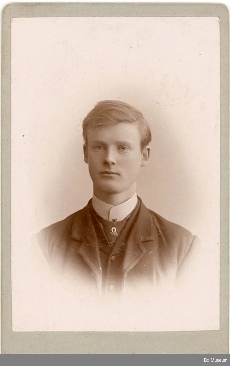 Brystbilde av ung mann, Olav H. Forberg, i Bø.