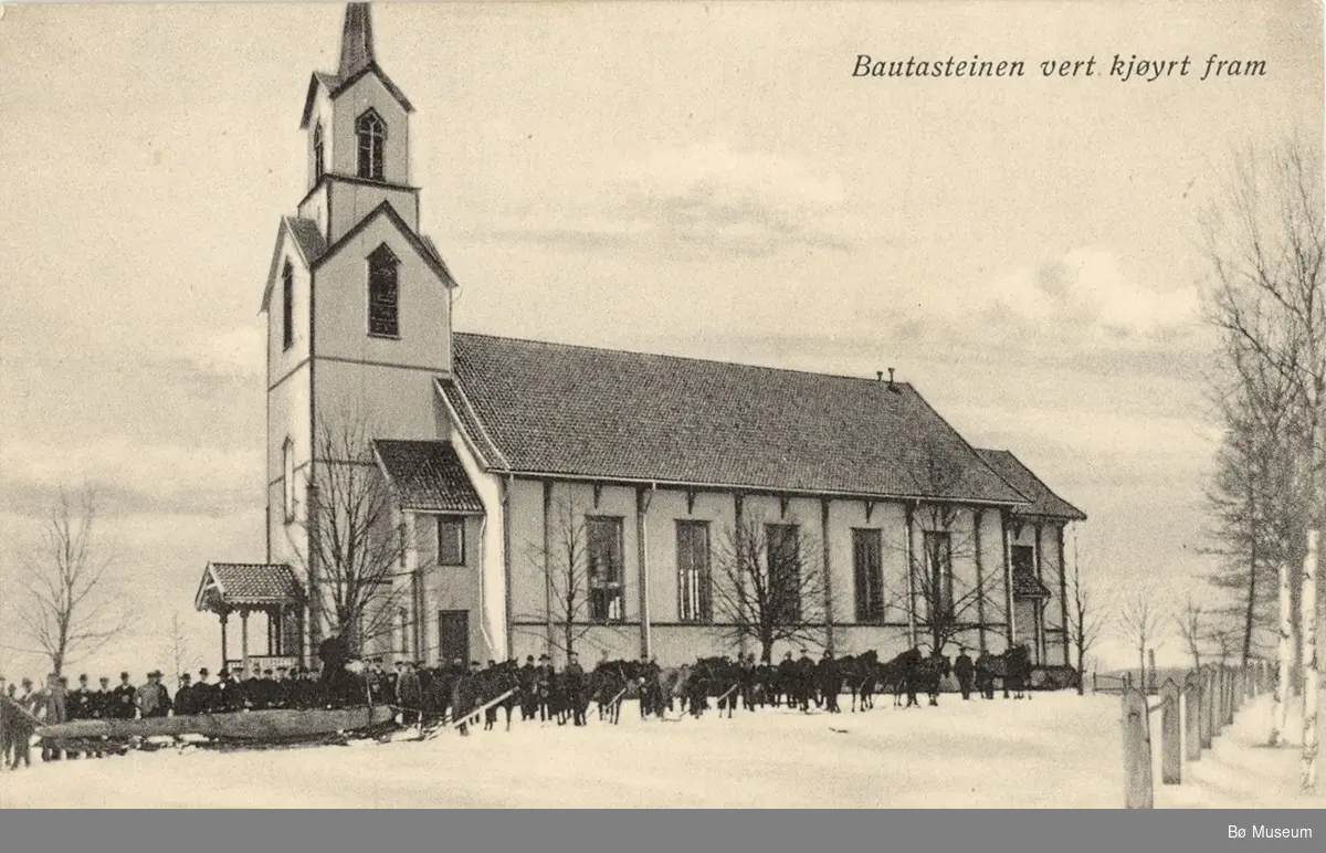 Bø kyrkje med folk og hestar som trekker ein stor bautastein.
