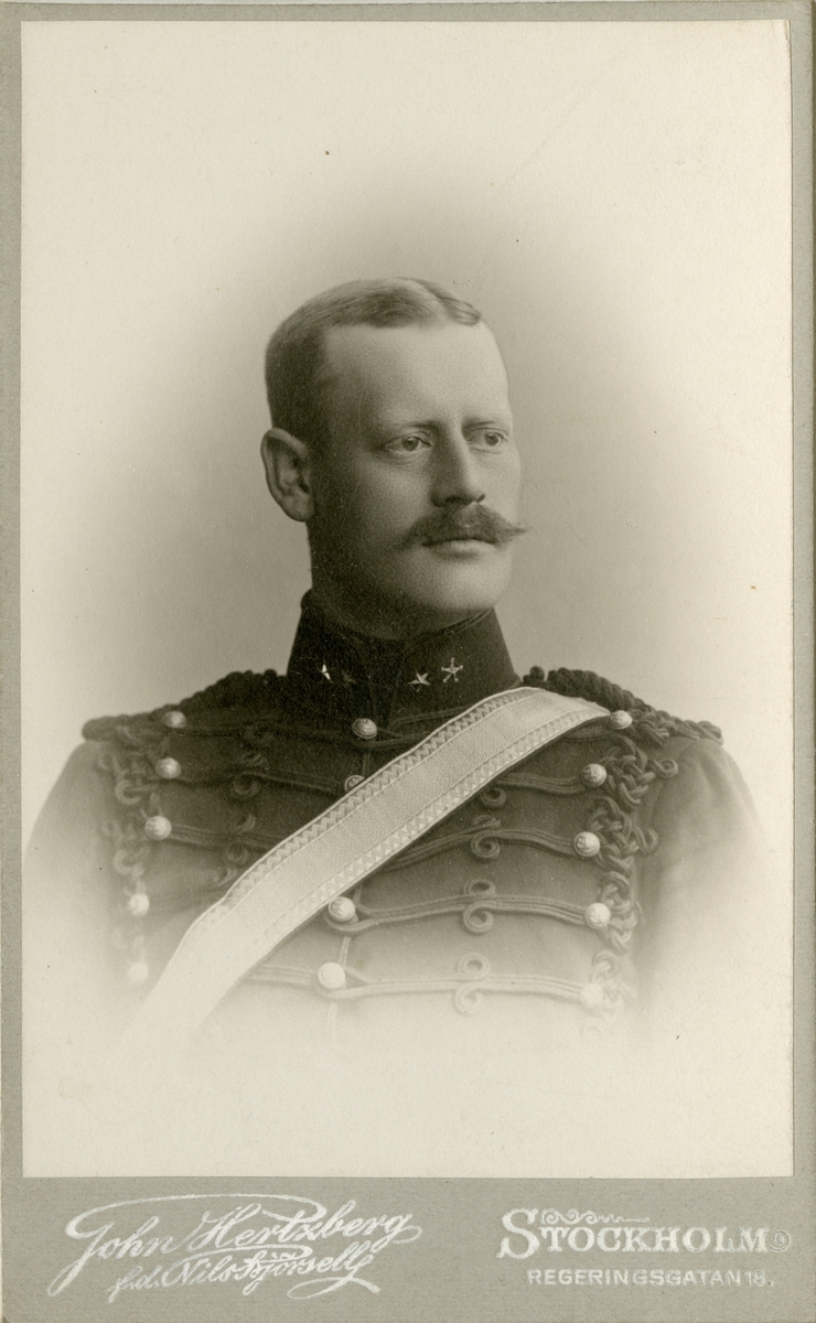 Porträtt av Karl Gustaf Falck, officer vid Kustartilleriet.