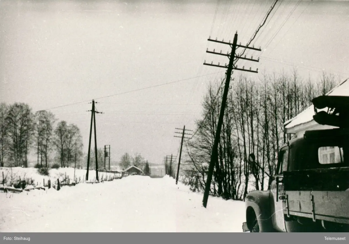 Linjekurs i vinterlandskap ved Furnes telefonsentral mot Bjørkholen, lastebil fra ca 1960