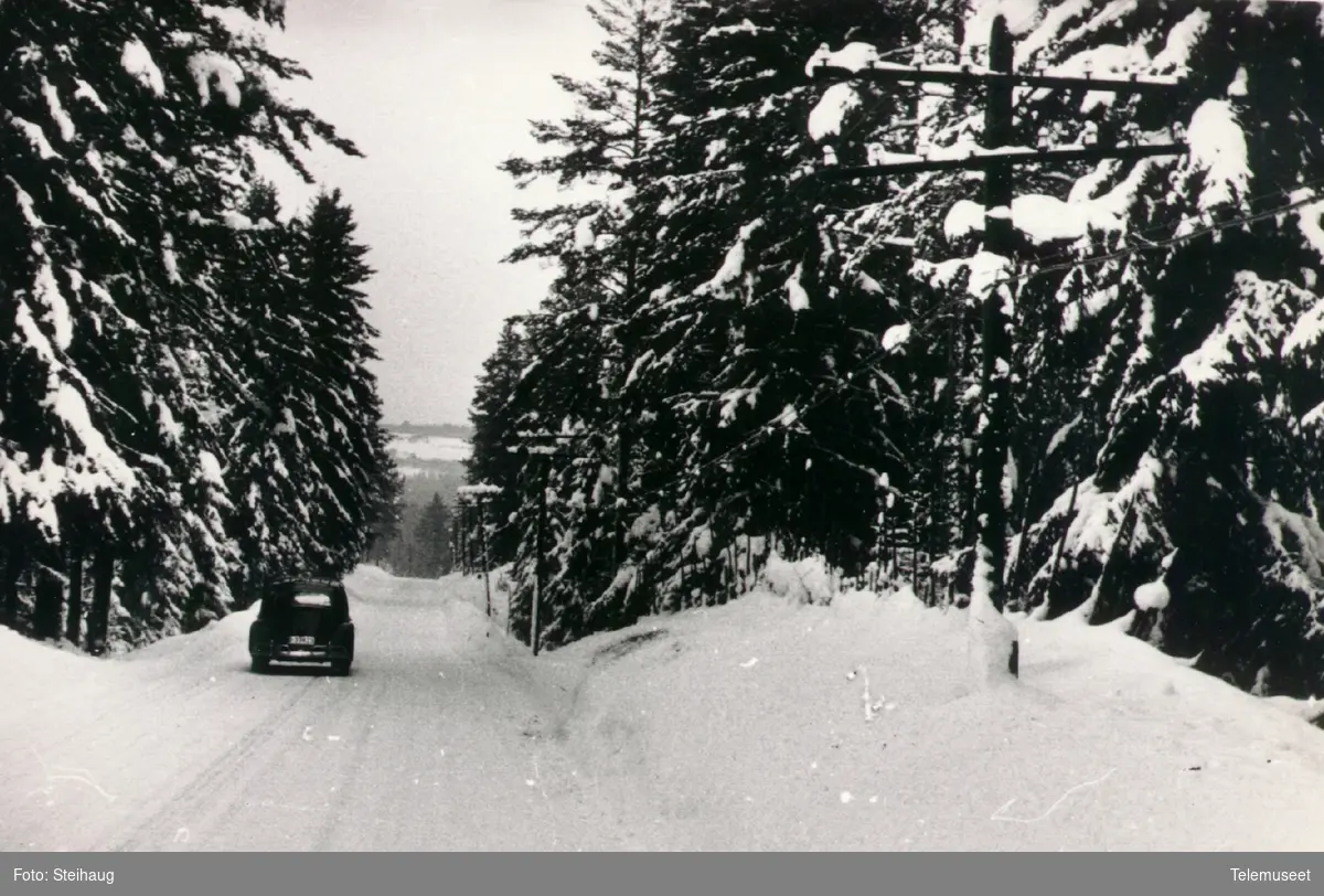 Linjekurs i vinterlandskap. I bakgrunnen en Folkevogn D-33823 fra Nybygda, ca 1960