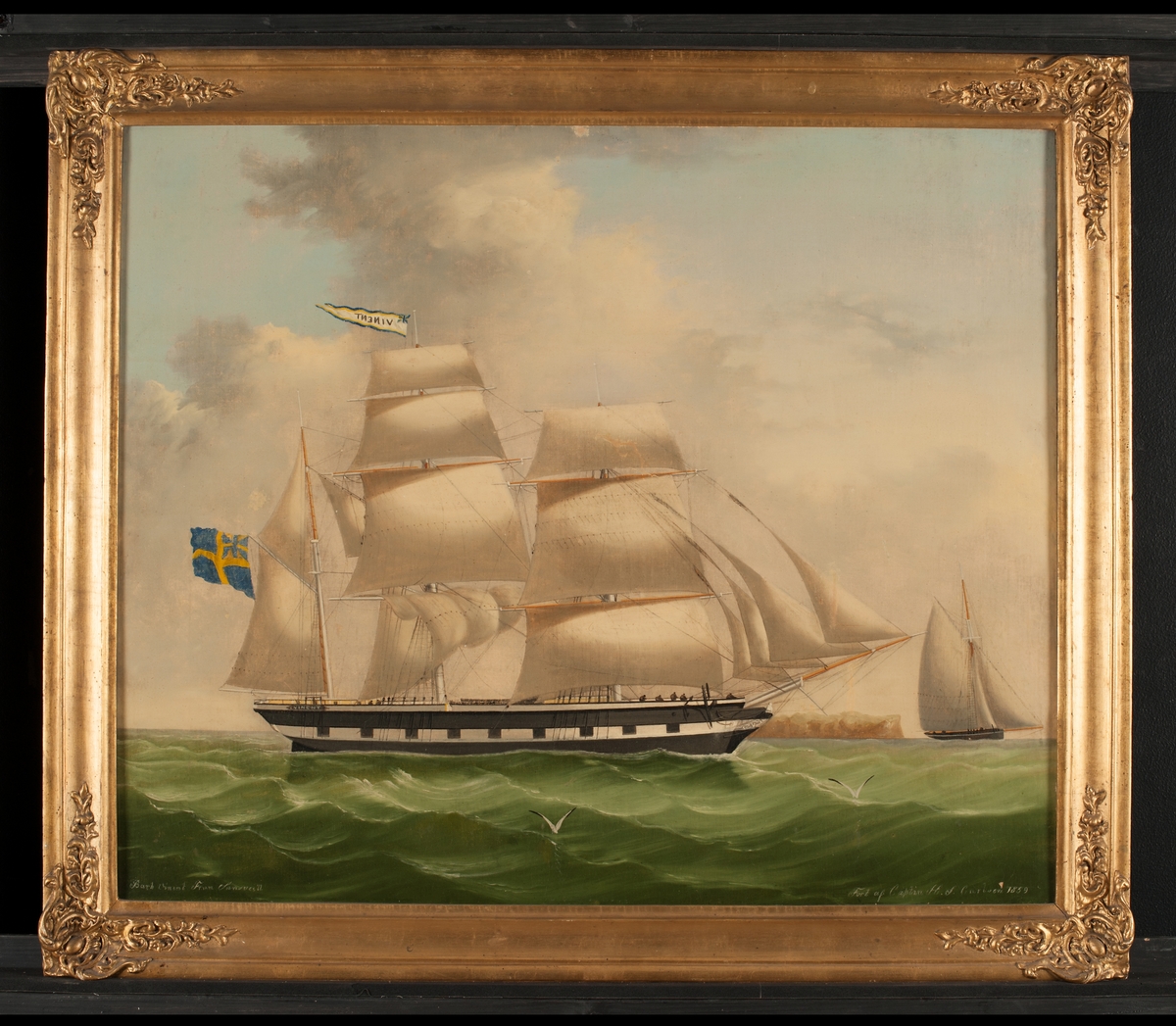 Barkskeppet VINENT sett från styrbord och under alla segel. Förröjel saknas. Skrovet portmålat och namnet målat på låringen. Till höger stor kutter.
Stävornament: Galjonsbild: Bröstbild