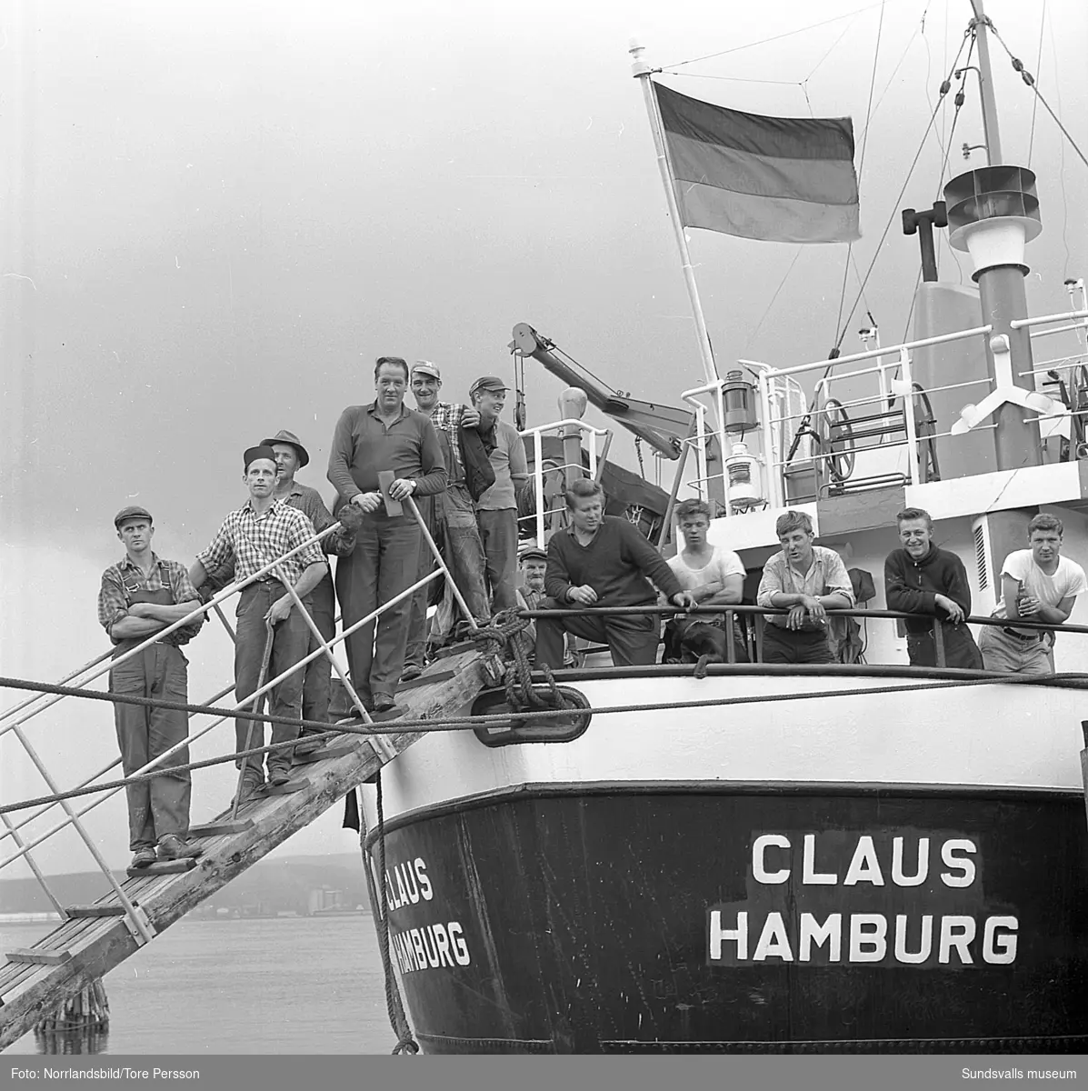 Lastning av sågade trävaror vid Karlsviks sågverk på den tyska båten Claus Hamburg.