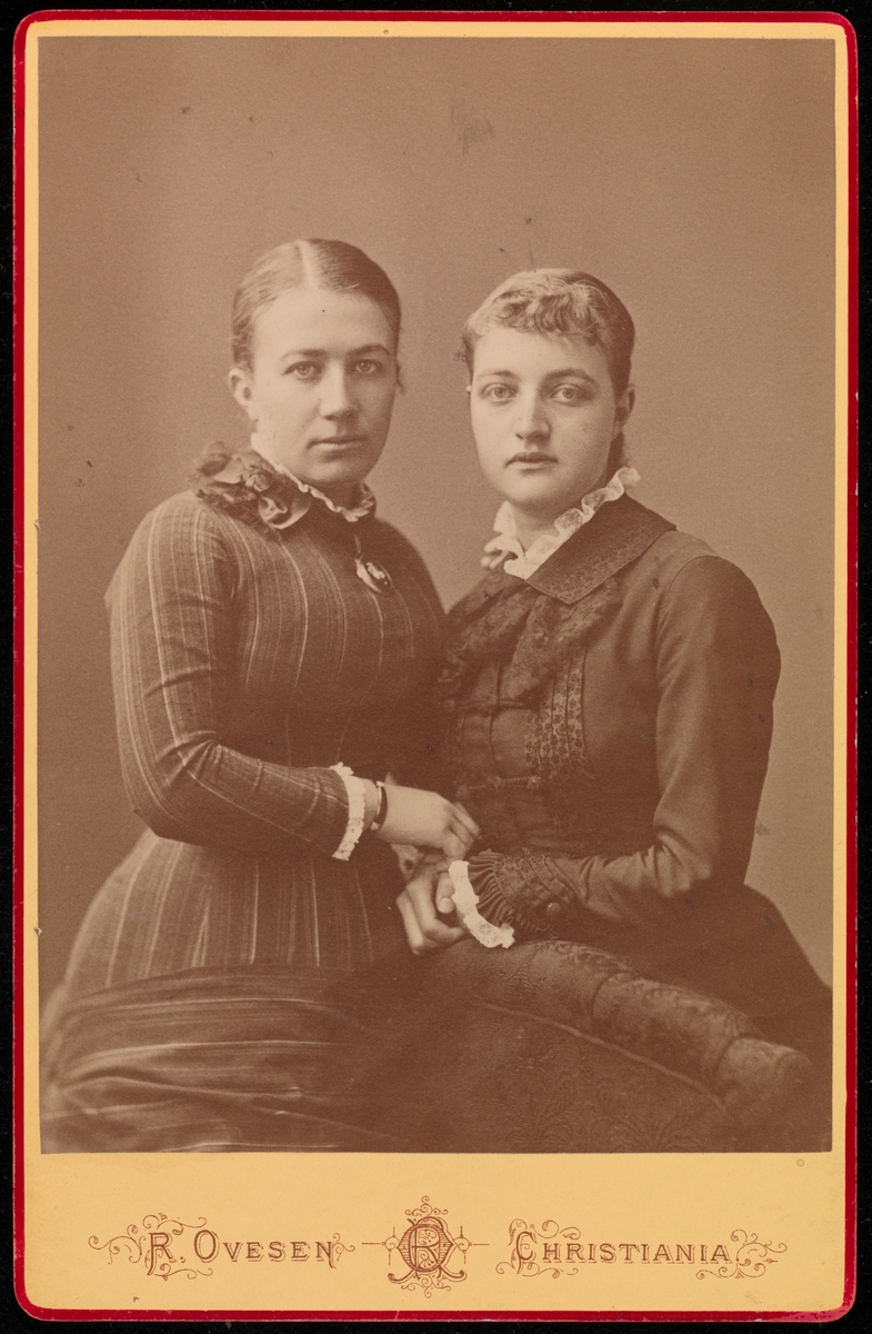 Gruppeportrett i cabinetformat. Til venstre: Mathilde Mathiesen, til høyre: ukjent kvinne.