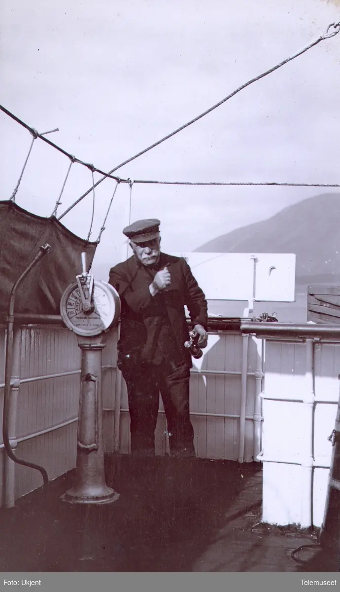 Heftyes reise til Svalbard og Ingø. Nordishavet, skip, kaptein Berentzen på Folsjø juli 1911.