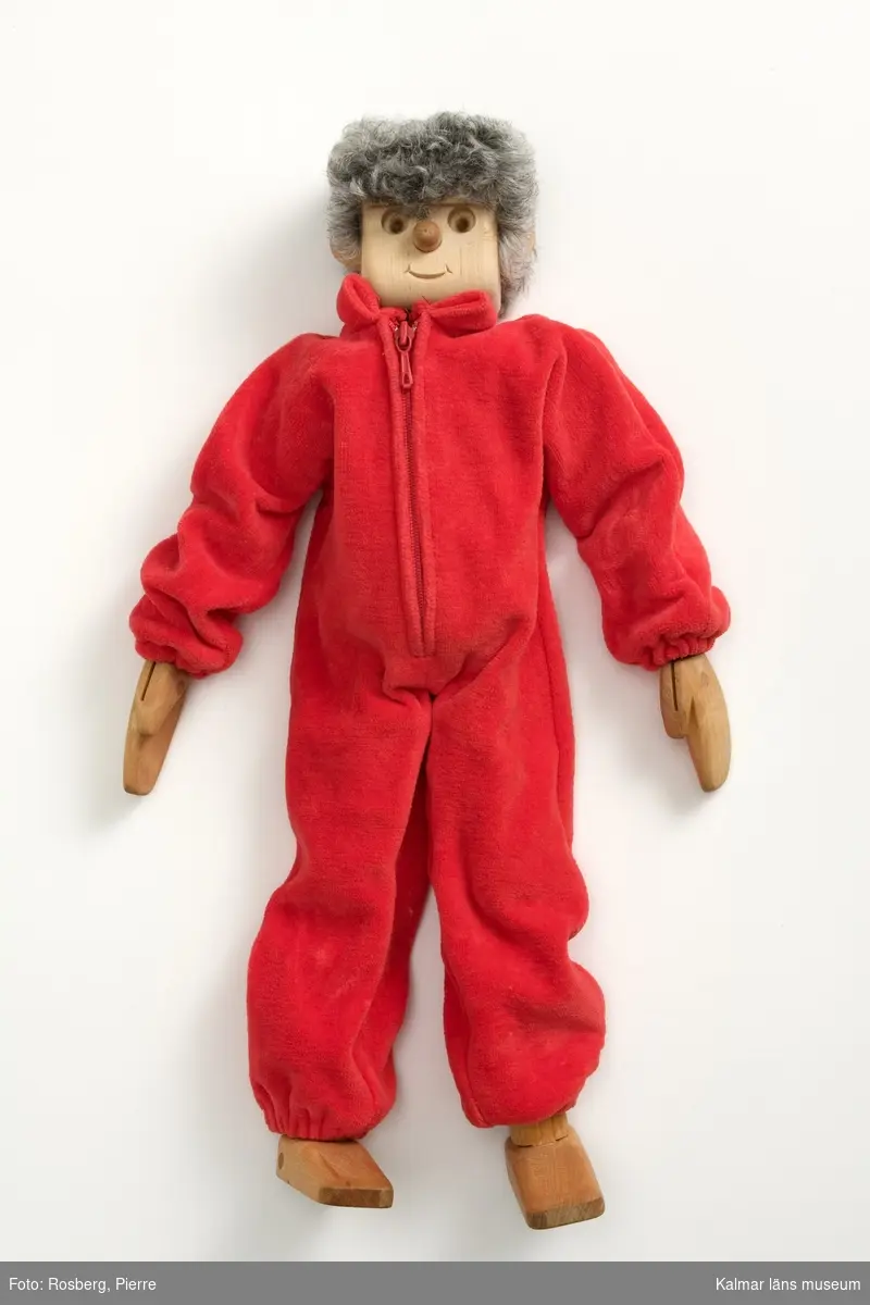 KLM 44153:5. Docka, av trä. Hår av fårskinn. Röd dress. Pedagogisk leksak.